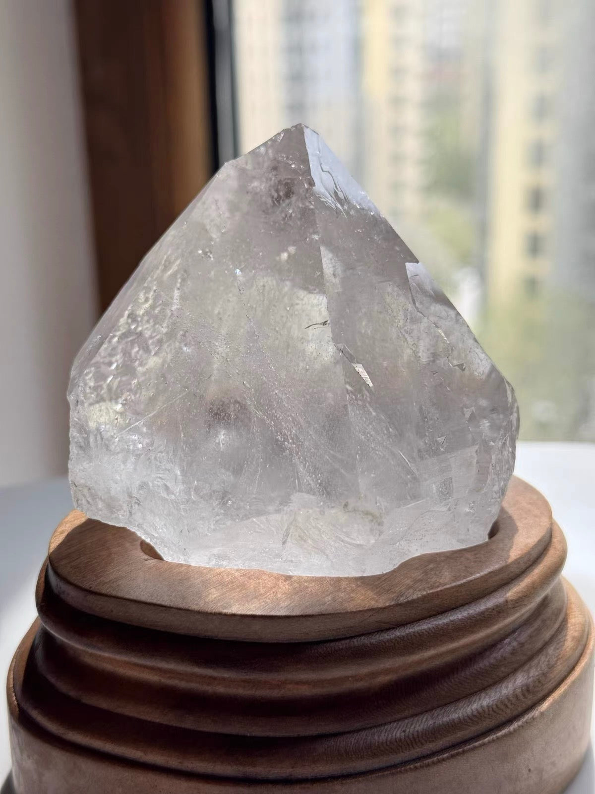 Large Pyramid Clear Crystal Specimen Ornament, Multi-Faceted Transparent Pyramid Crystal Tabletop Display Decor