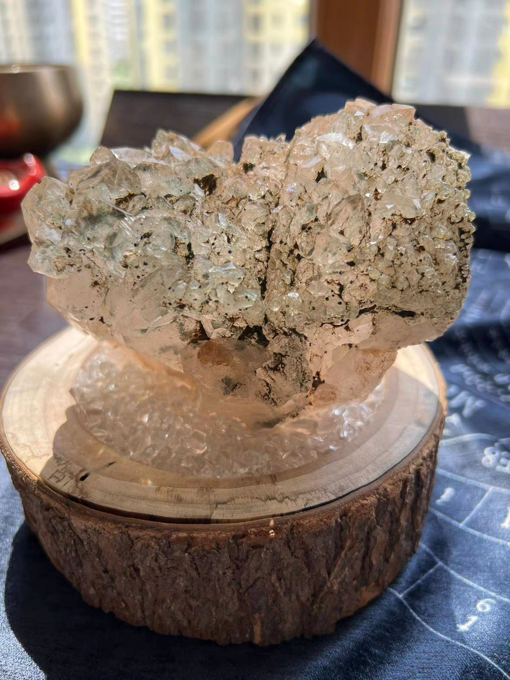 Clear Crystal Cluster Tabletop Decor with Raw Bark Wood Slab Base & Small Crystal Chips Fill, Living Room Display Ornament