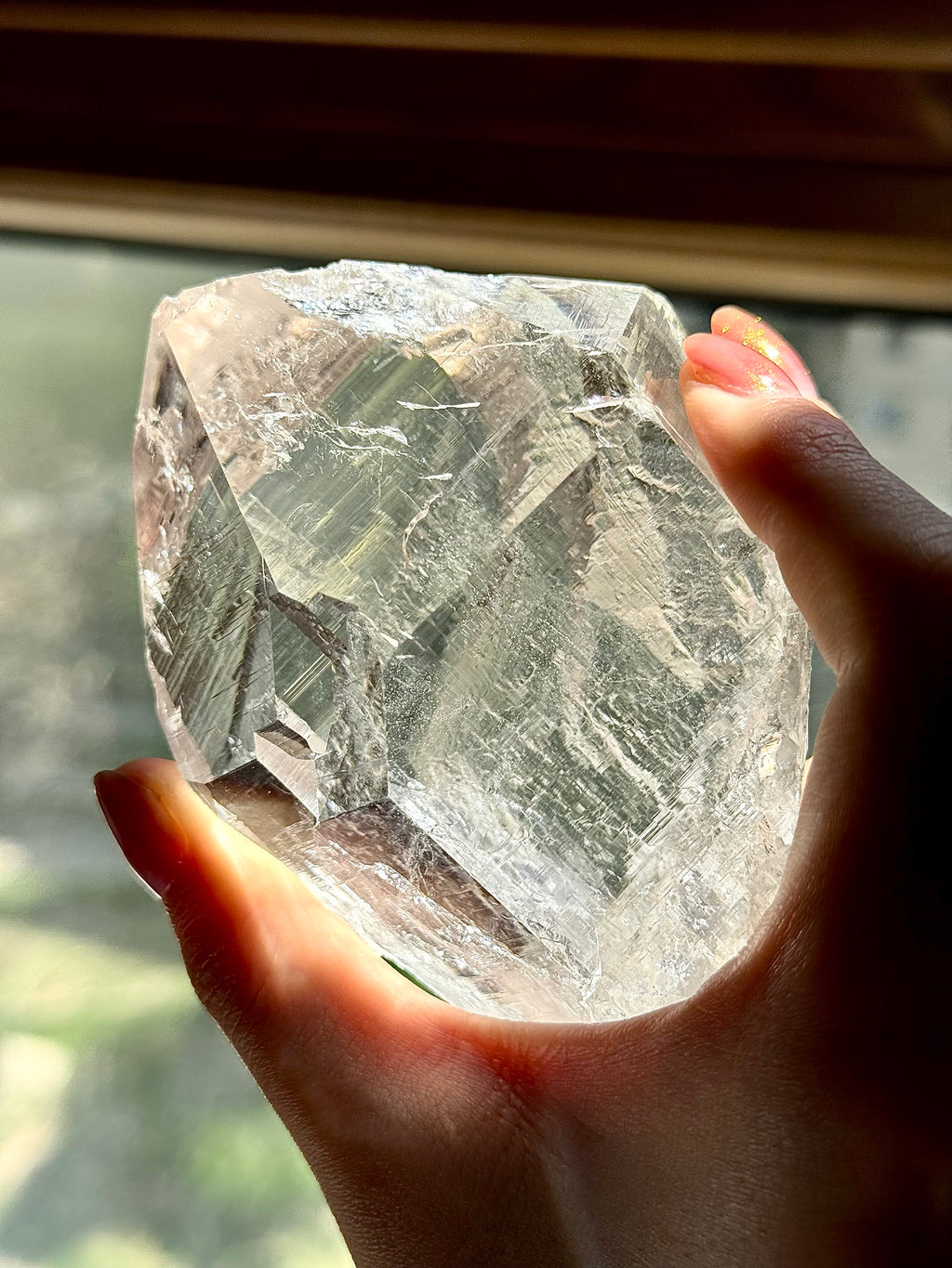 Clear Quartz Point Ornament with Polished Wooden Display Base, Transparent Crystal Tabletop Decor for Home & Office
