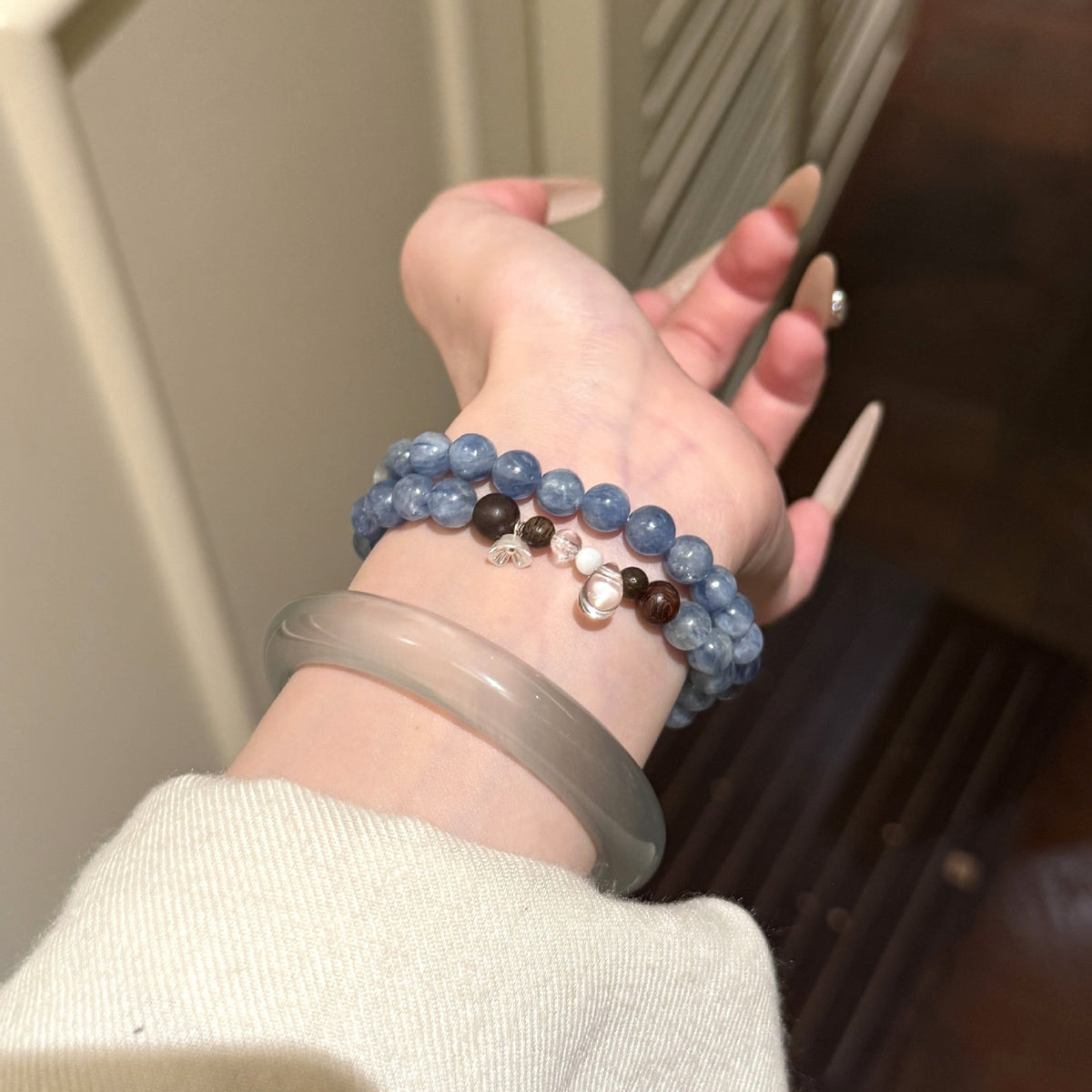 Double‑Strand Mottled Blue Beaded Stretch Bracelet With Wood Beads & Silver‑Tone Flower Charm For Women