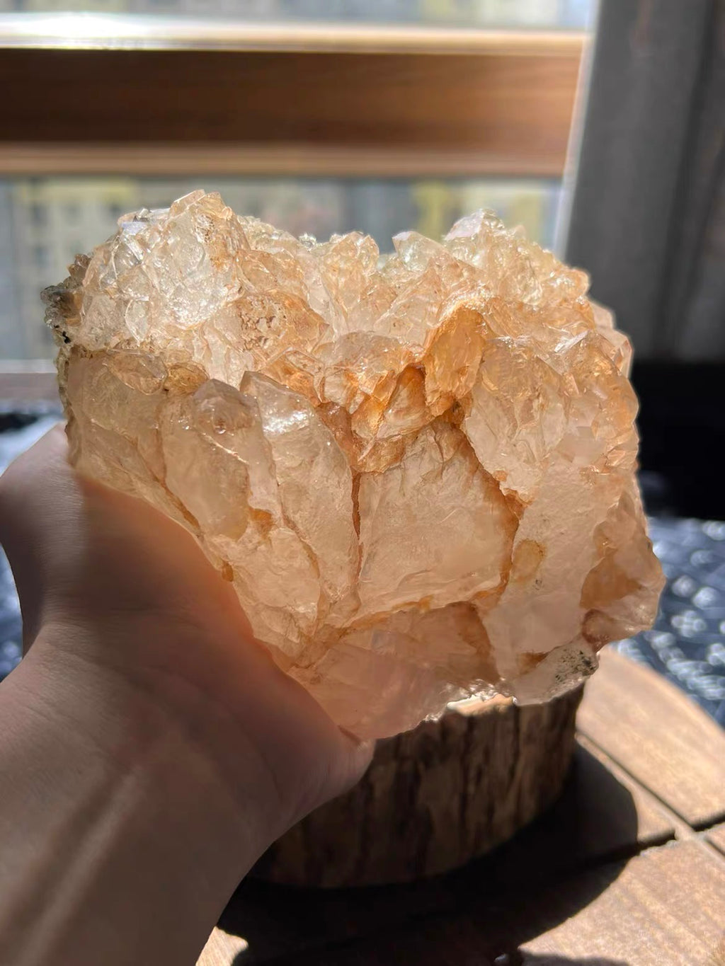 Clear Crystal Cluster Tabletop Decor with Raw Bark Wood Slab Base & Small Crystal Chips Fill, Living Room Display Ornament