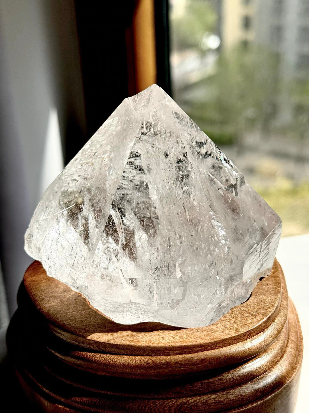 Large Pyramid Clear Crystal Specimen Ornament, Multi-Faceted Transparent Pyramid Crystal Tabletop Display Decor